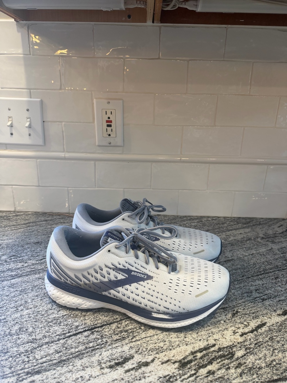 Mens Brooks Ghost 13 Size 10 4E/Extra Wide